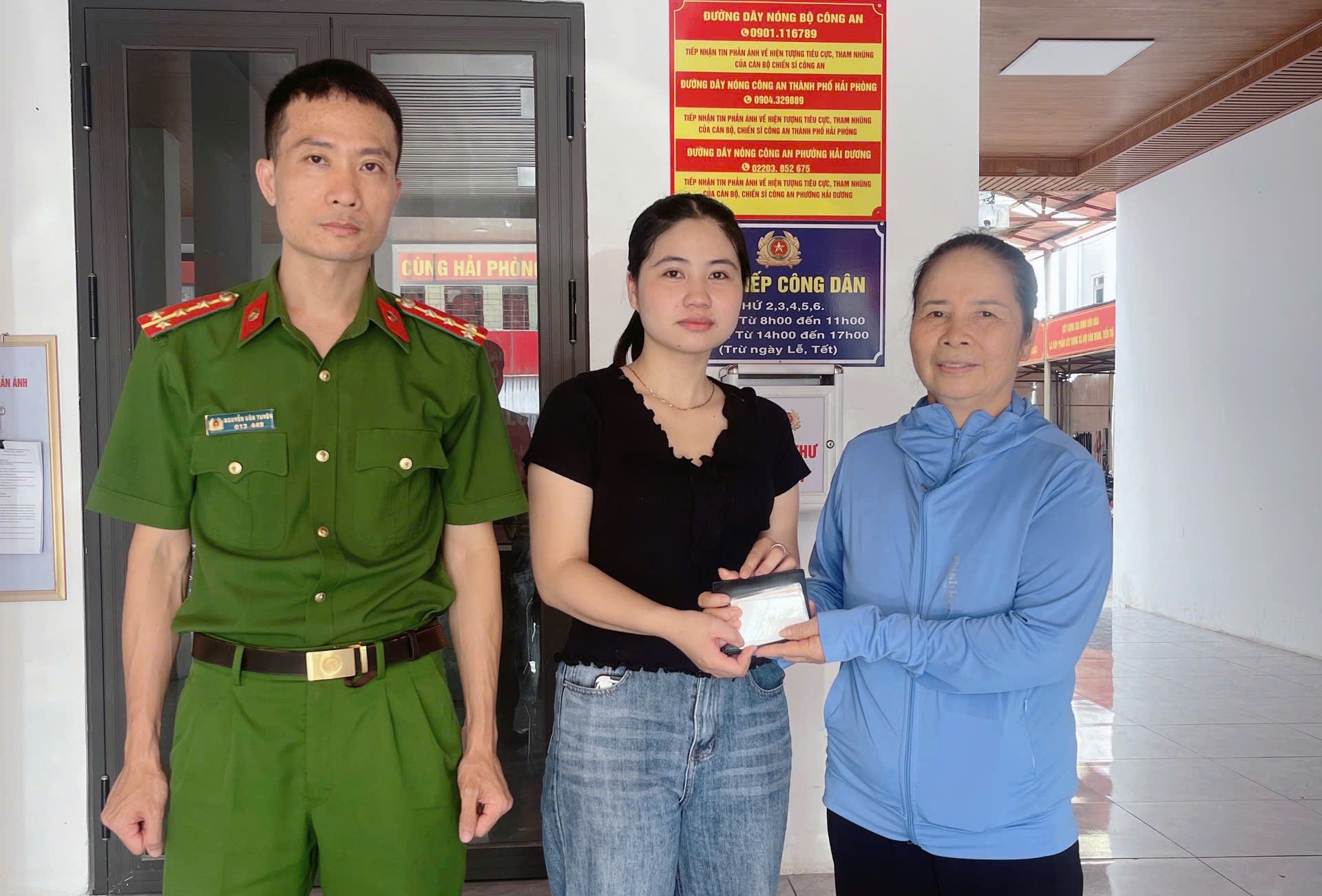 Công an phường Hải Dương trao trả tài sản cho người dân đánh rơi